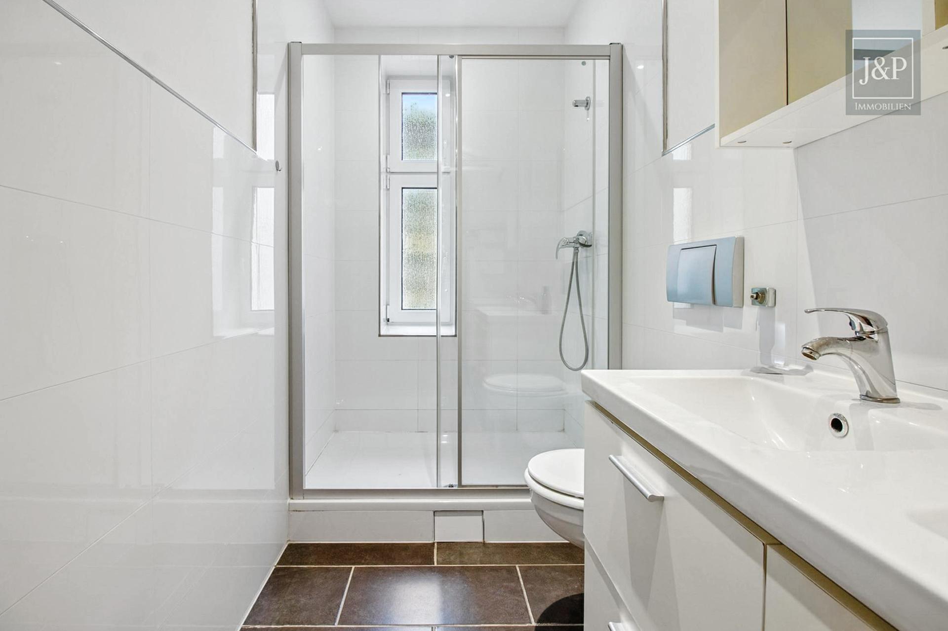 Moderne 2-Zimmer-Stadtwohnung – sofort bezugsfrei in Mitte - Badezimmer