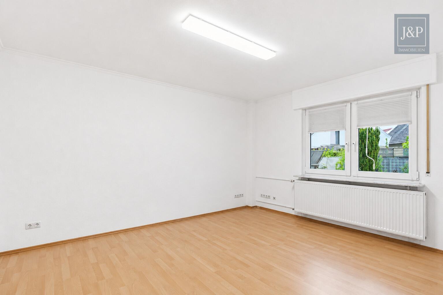 Freistehendes Zuhause mit großem Garten, ausgebautem Untergeschoss & Erweiterungsmöglichkeiten - Zimmer EG