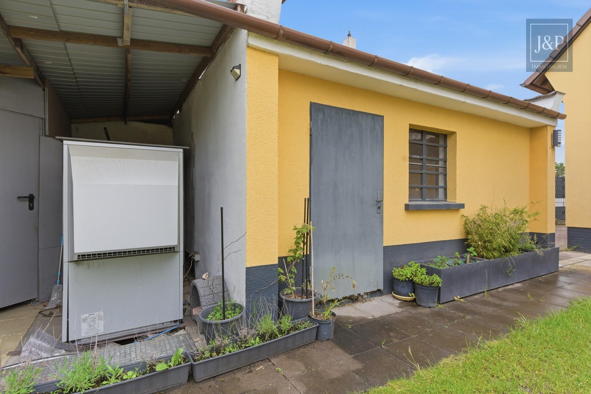 Freistehendes Zuhause mit großem Garten, ausgebautem Untergeschoss & Erweiterungsmöglichkeiten - Wärmepumpe & Garage