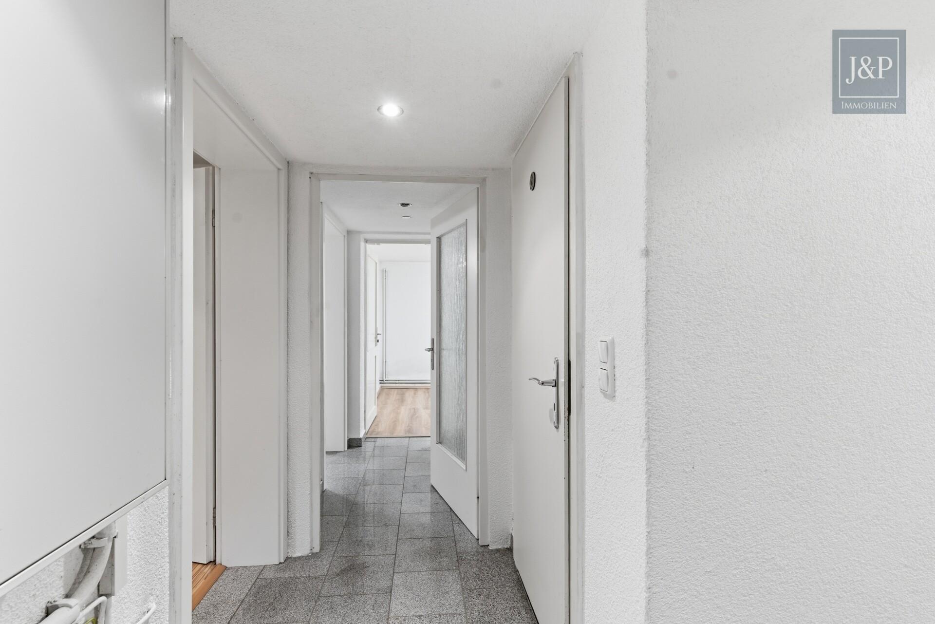 Freistehendes Zuhause mit großem Garten, ausgebautem Untergeschoss & Erweiterungsmöglichkeiten - Flur Keller