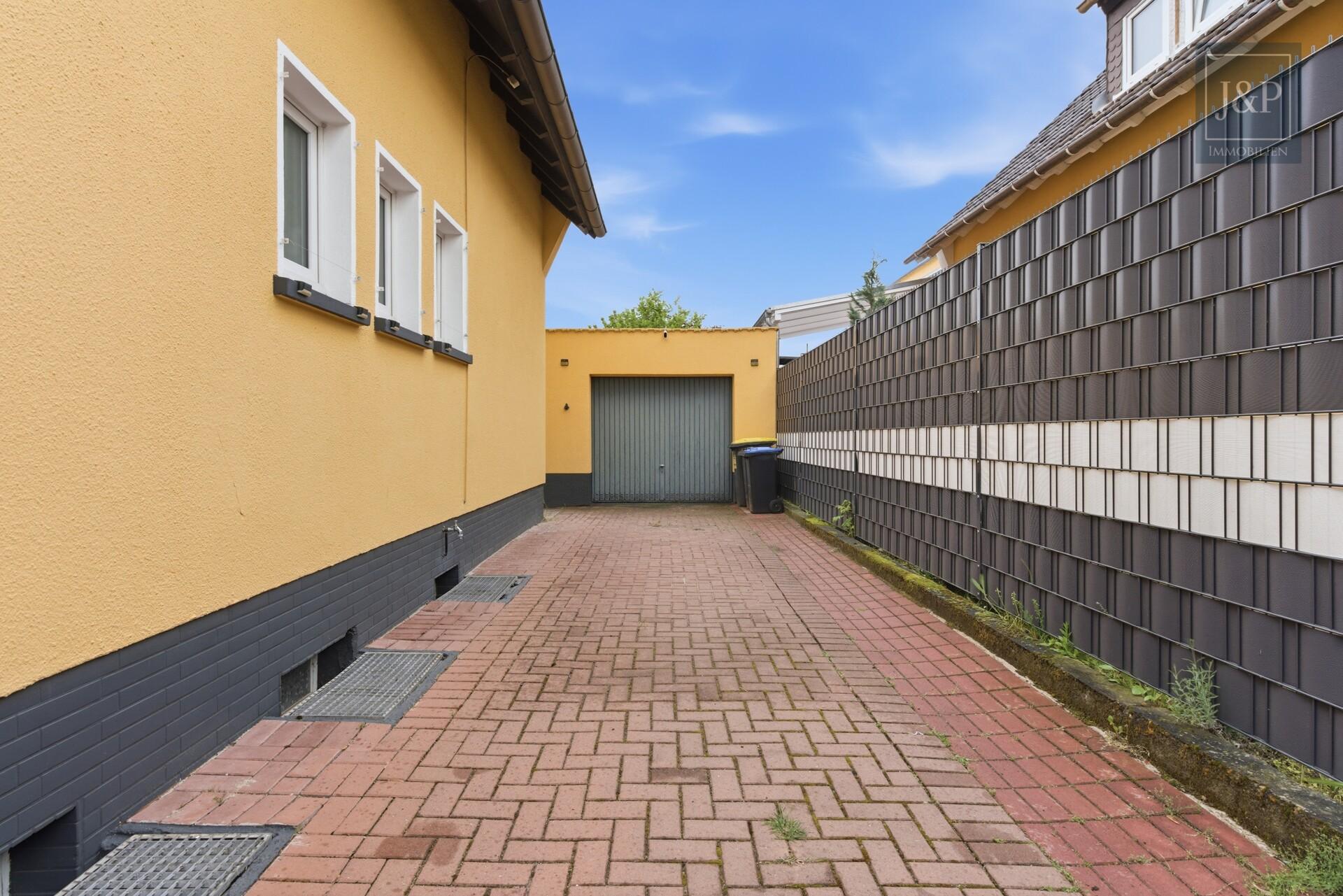 Freistehendes Zuhause mit großem Garten, ausgebautem Untergeschoss & Erweiterungsmöglichkeiten - Hof/Stellplätze