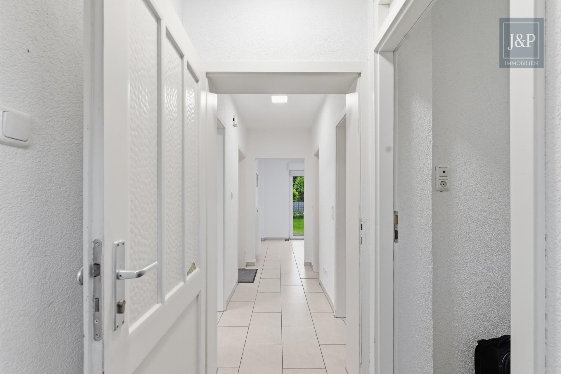 Freistehendes Zuhause mit großem Garten, ausgebautem Untergeschoss & Erweiterungsmöglichkeiten - Eingangsbereich/Flur