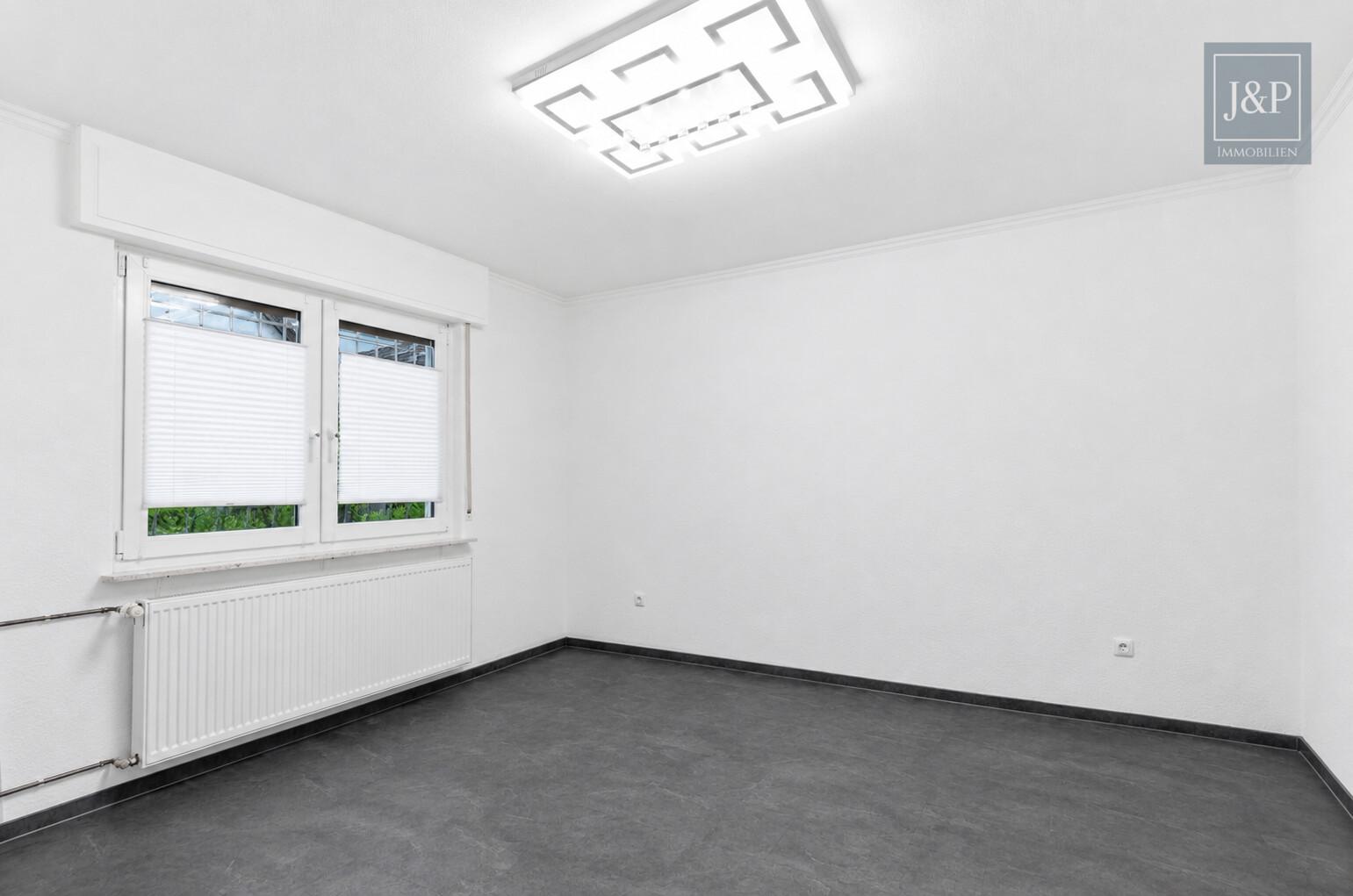 Freistehendes Zuhause mit großem Garten, ausgebautem Untergeschoss & Erweiterungsmöglichkeiten - Wohnzimmer EG