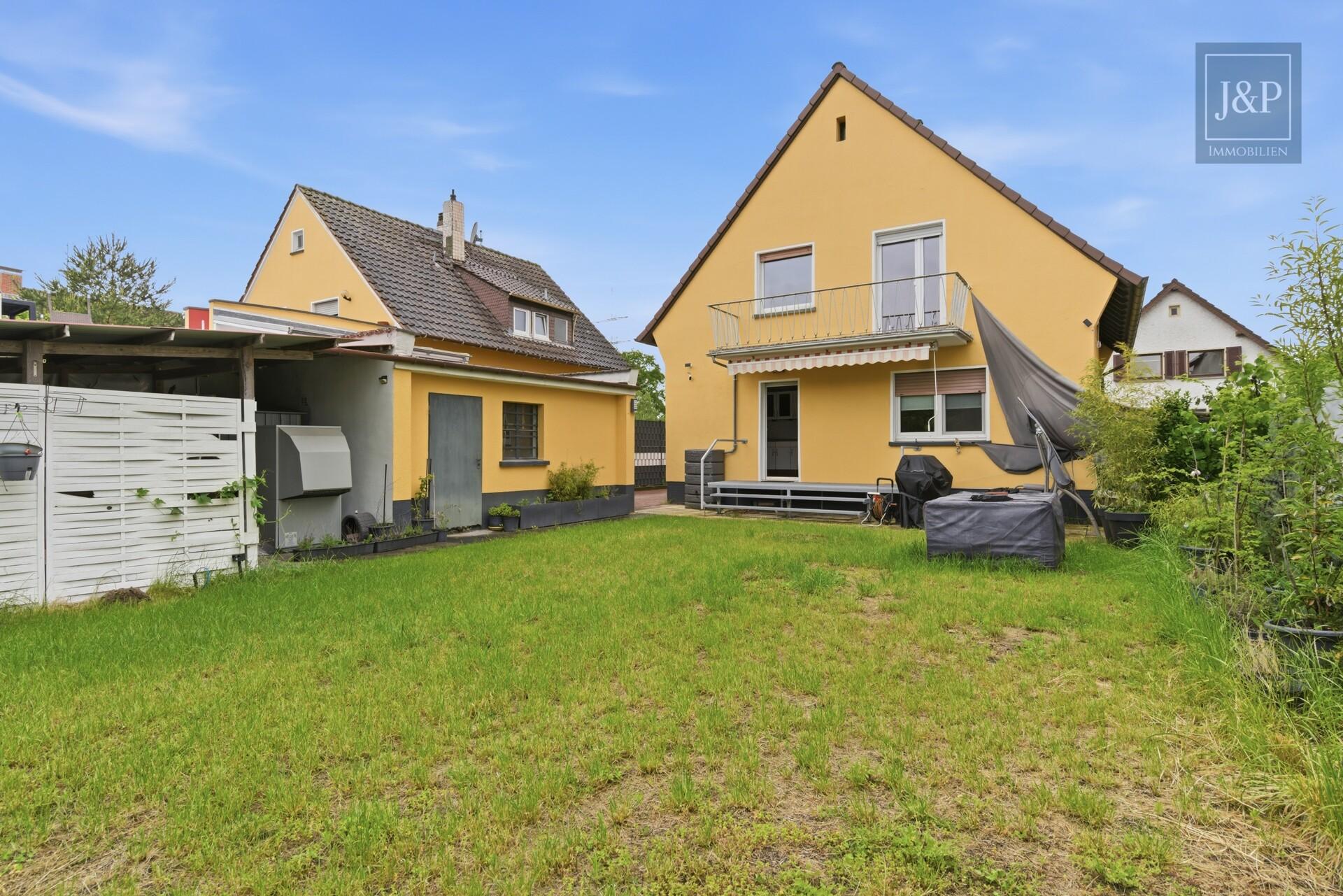 Freistehendes Zuhause mit großem Garten, ausgebautem Untergeschoss & Erweiterungsmöglichkeiten - Garten mit Blick aufs Haus