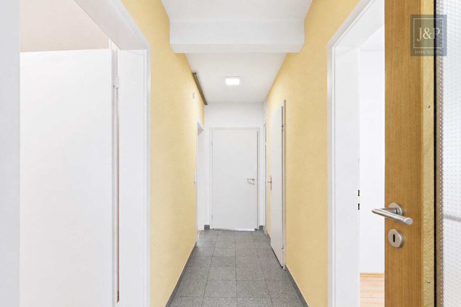 Freistehendes Zuhause mit großem Garten, ausgebautem Untergeschoss & Erweiterungsmöglichkeiten - Flur OG