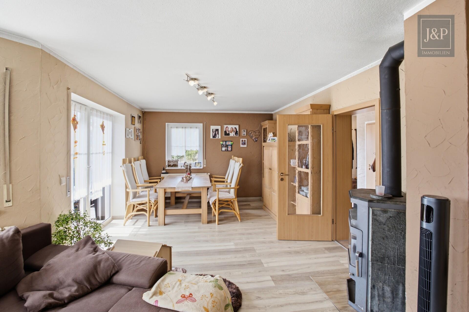 Traumhaftes Wohnen in 2. Reihe: Charmantes Familienhaus im Altstadtkern von Wilhermsdorf - Esszimmer