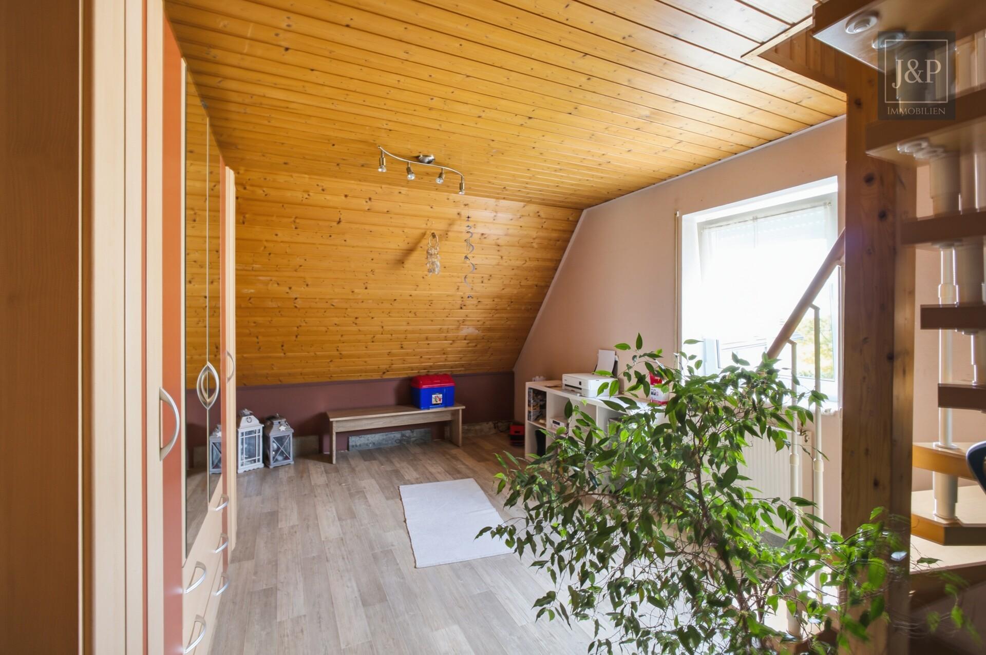 Traumhaftes Wohnen in 2. Reihe: Charmantes Familienhaus im Altstadtkern von Wilhermsdorf - Kinderzimmer
