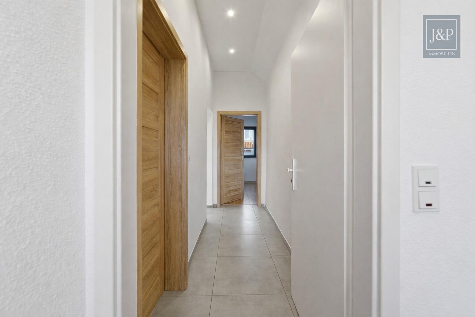 Doppelhaushälfte mit PV-Anlage und variabler Nutzung auf vier Ebenen in Kelsterbach - Flur