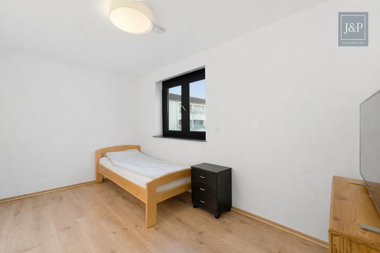 Doppelhaushälfte mit PV-Anlage und variabler Nutzung auf vier Ebenen in Kelsterbach - Schlafzimmer 1. OG