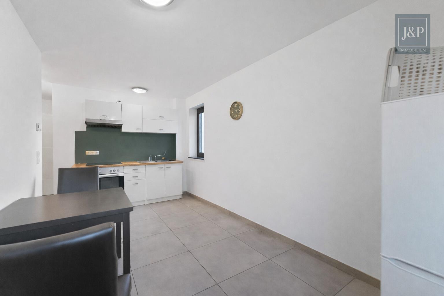 Doppelhaushälfte mit PV-Anlage und variabler Nutzung auf vier Ebenen in Kelsterbach - Küche 1. OG