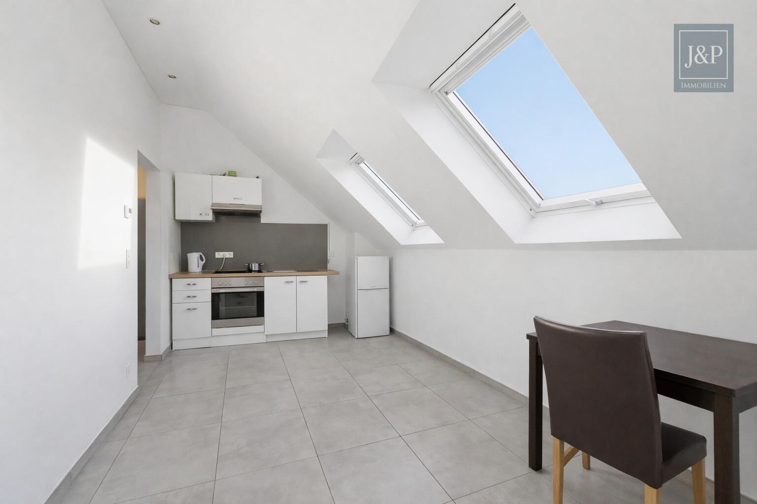 Doppelhaushälfte mit PV-Anlage und variabler Nutzung auf vier Ebenen in Kelsterbach - Küche & Essbereich Dachgeschoss