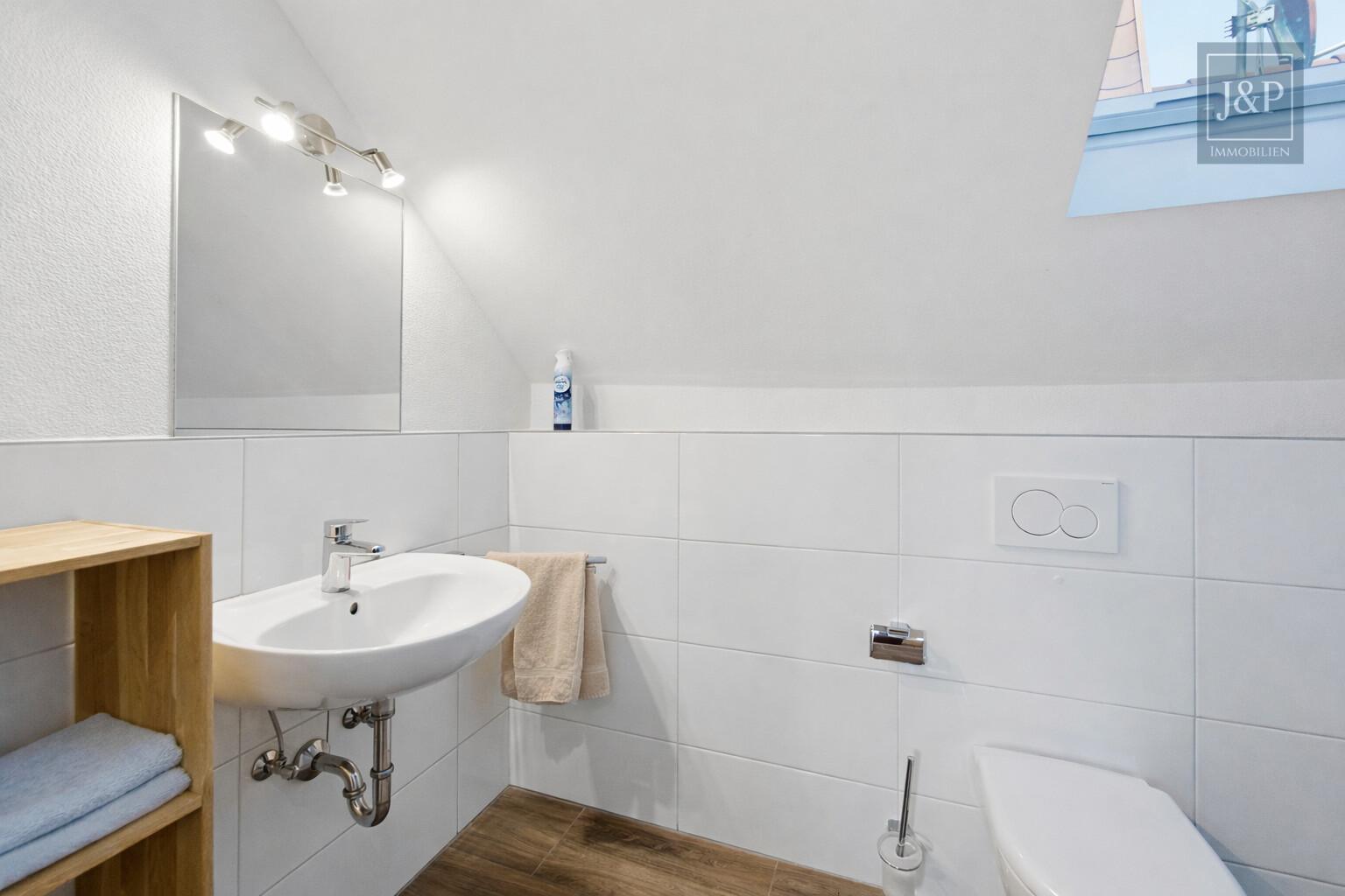 Doppelhaushälfte mit PV-Anlage und variabler Nutzung auf vier Ebenen in Kelsterbach - Badezimmer Dachgeschoss