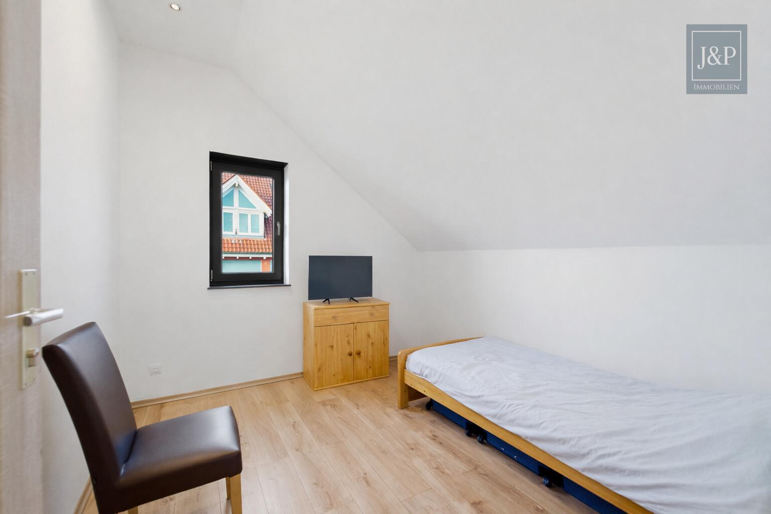 Doppelhaushälfte mit PV-Anlage und variabler Nutzung auf vier Ebenen in Kelsterbach - Schlafzimmer Dachgeschoss