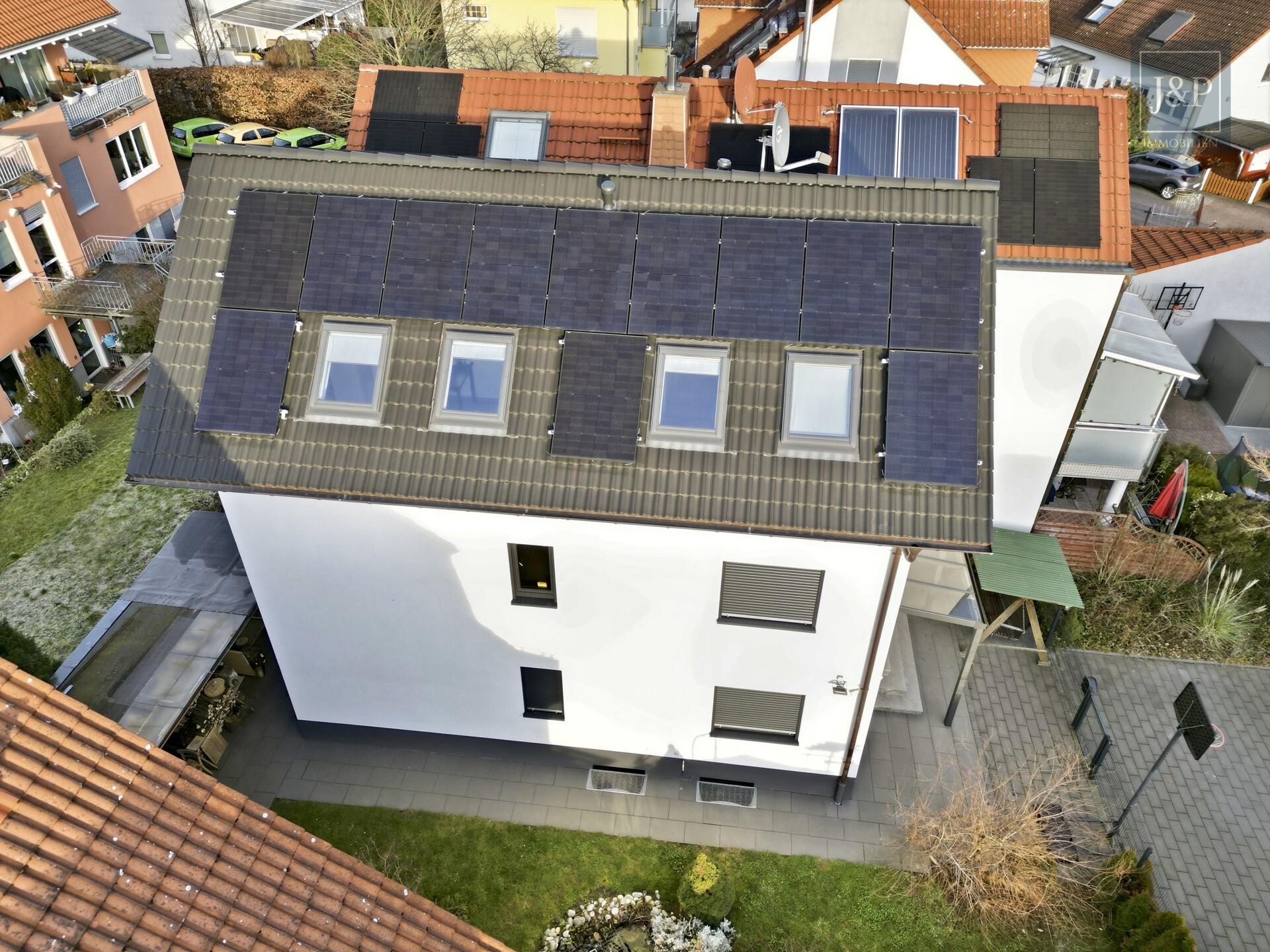 Doppelhaushälfte mit PV-Anlage und variabler Nutzung auf vier Ebenen in Kelsterbach - Vogelperspektive Dach PV-Anlage