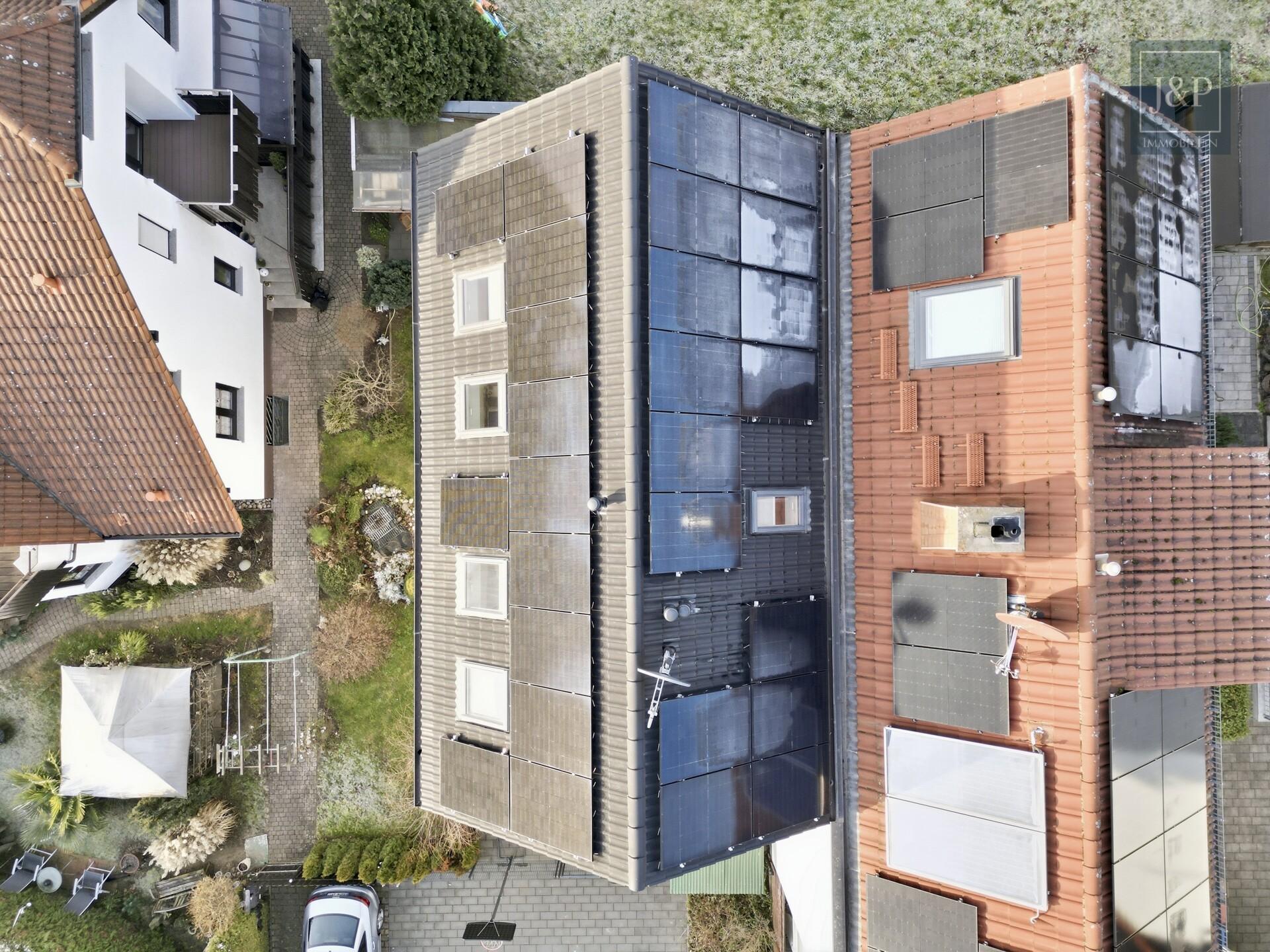 Doppelhaushälfte mit PV-Anlage und variabler Nutzung auf vier Ebenen in Kelsterbach - Dachansicht Blick auf PV-Module