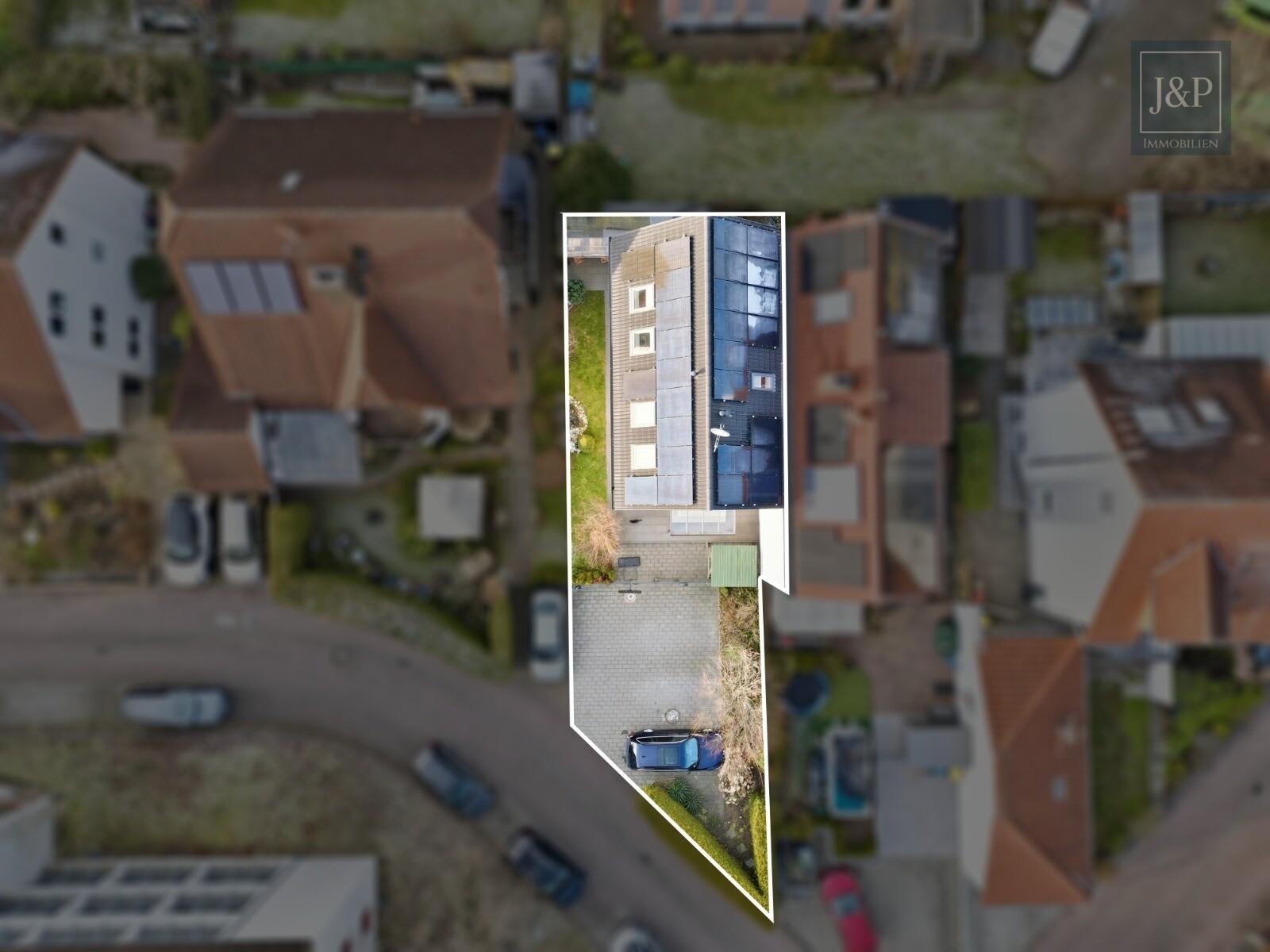 Doppelhaushälfte mit PV-Anlage und variabler Nutzung auf vier Ebenen in Kelsterbach - Grundstück