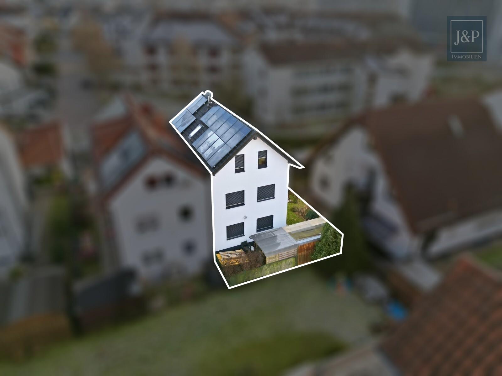 Doppelhaushälfte mit PV-Anlage und variabler Nutzung auf vier Ebenen in Kelsterbach - Objekt Rückseite