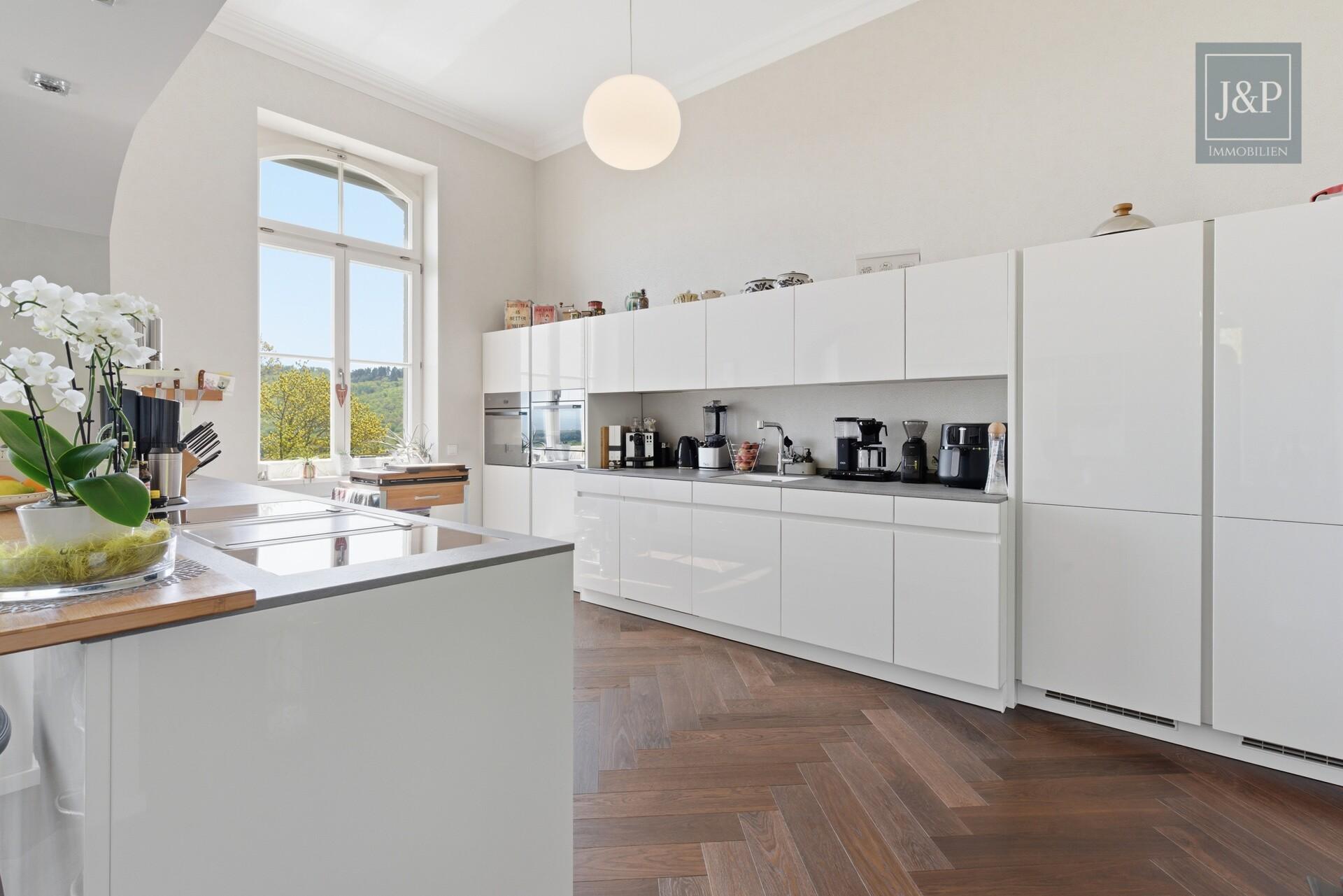 Sanierte Luxuswohnung am Zauberberg! Wohnen am Wald mit atemberaubenden Skyline-Blick! - Küche