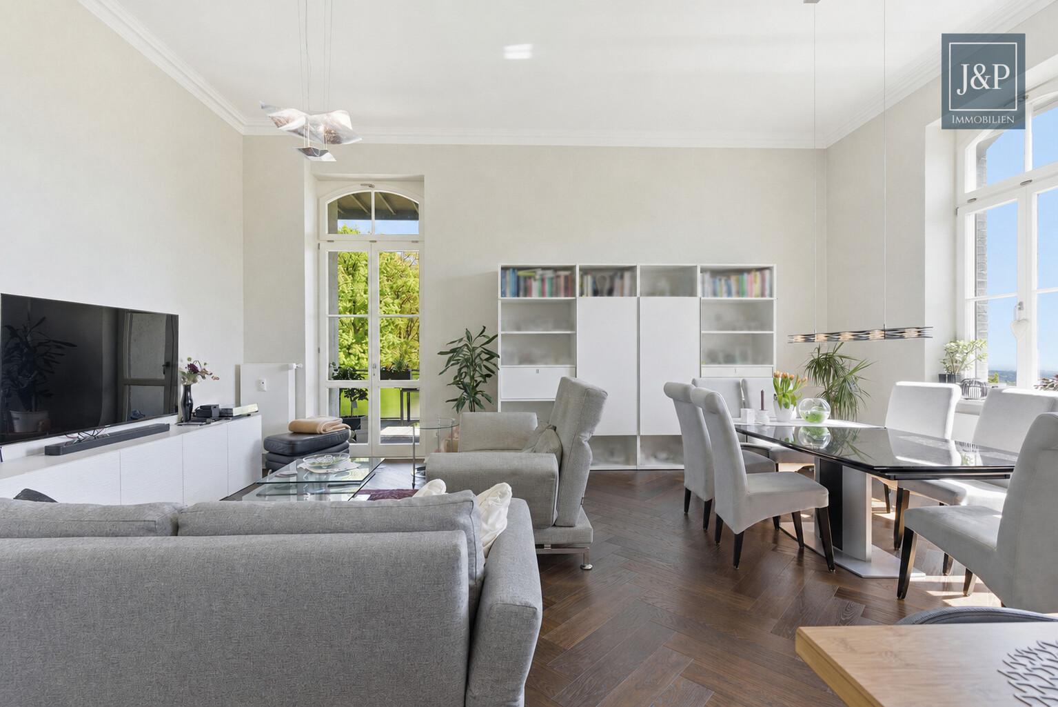 Sanierte Luxuswohnung am Zauberberg! Wohnen am Wald mit atemberaubenden Skyline-Blick! - Wohnen