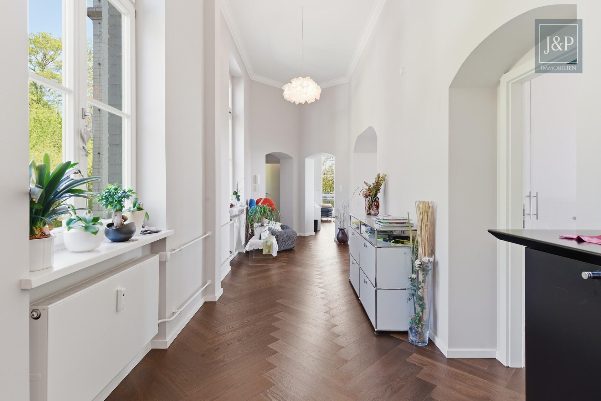 Sanierte Luxuswohnung am Zauberberg! Wohnen am Wald mit atemberaubenden Skyline-Blick! - Flur