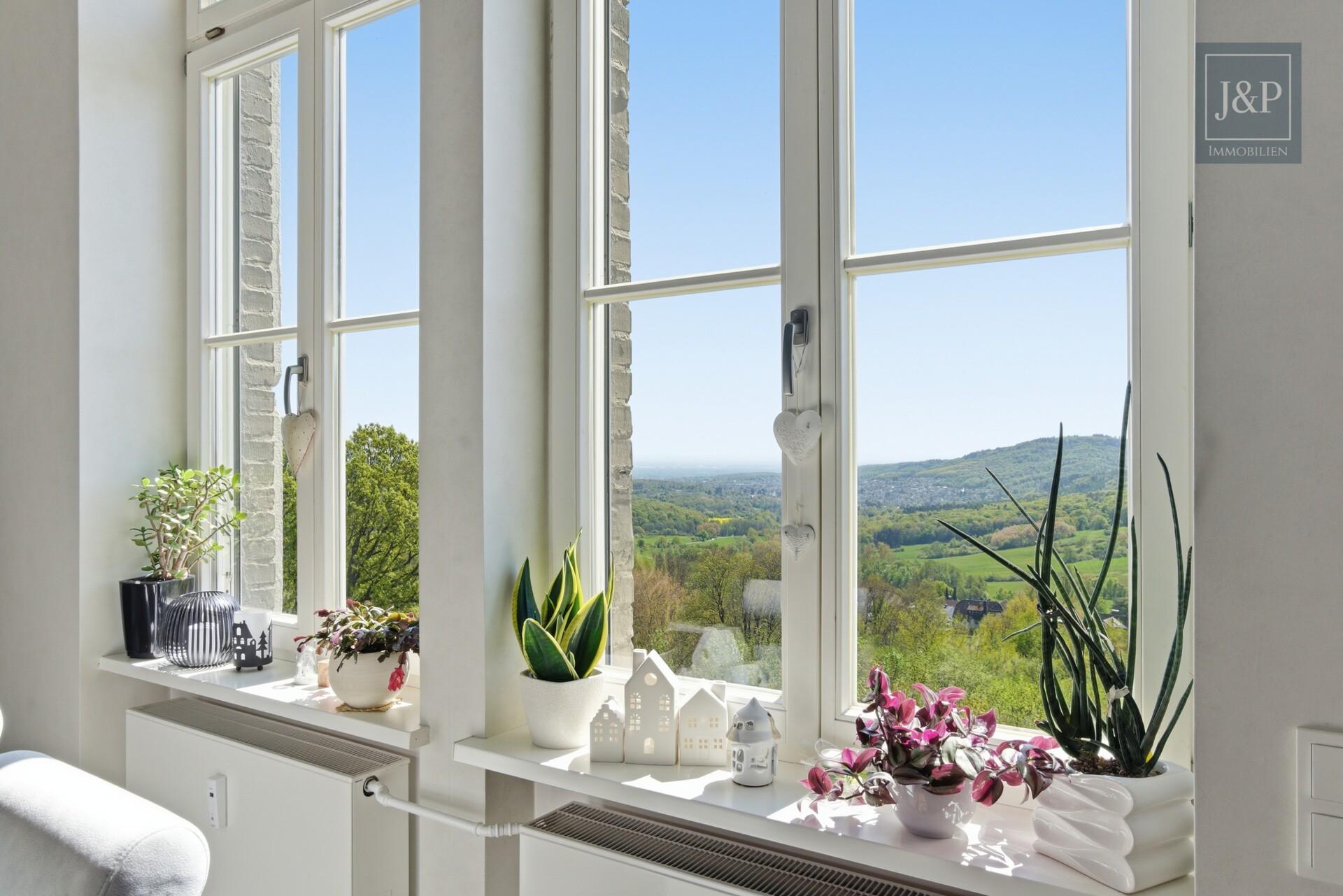 Sanierte Luxuswohnung am Zauberberg! Wohnen am Wald mit atemberaubenden Skyline-Blick! - Essbereich