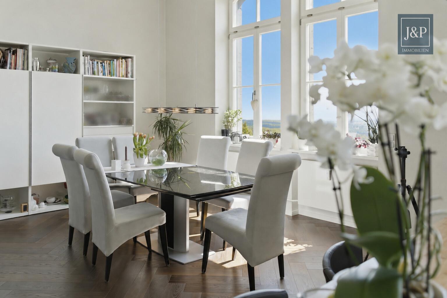 Sanierte Luxuswohnung am Zauberberg! Wohnen am Wald mit atemberaubenden Skyline-Blick! - Essbereich
