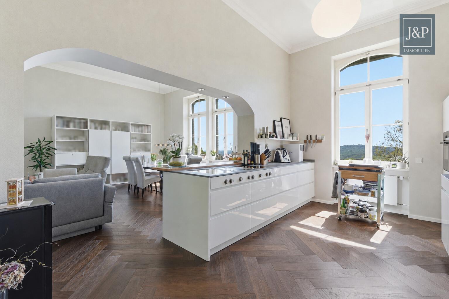 Sanierte Luxuswohnung am Zauberberg! Wohnen am Wald mit atemberaubenden Skyline-Blick! - Wohnen / Küche