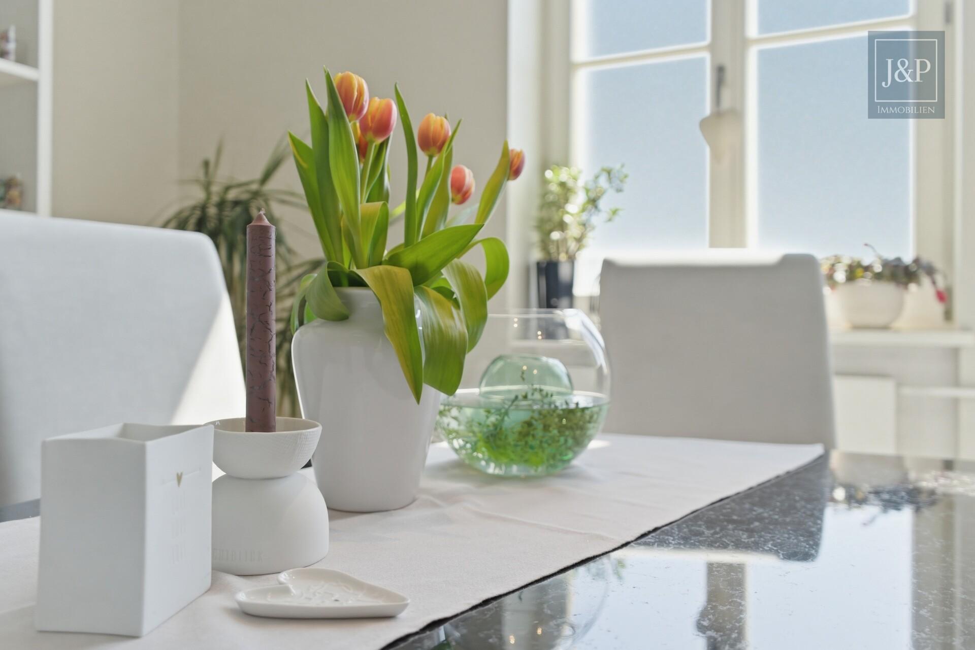 Sanierte Luxuswohnung am Zauberberg! Wohnen am Wald mit atemberaubenden Skyline-Blick! - Detail Essbereich