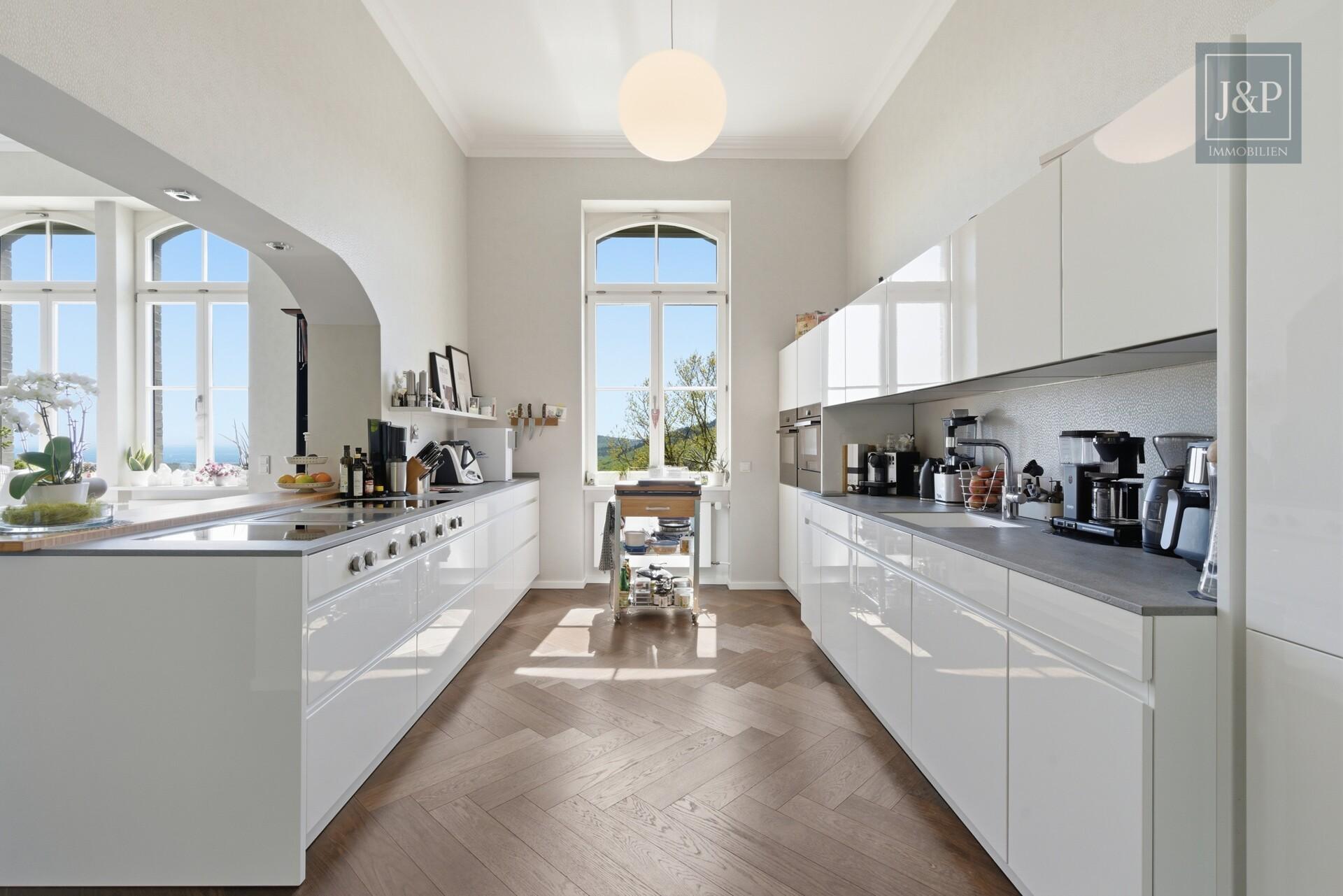 Sanierte Luxuswohnung am Zauberberg! Wohnen am Wald mit atemberaubenden Skyline-Blick! - Küche