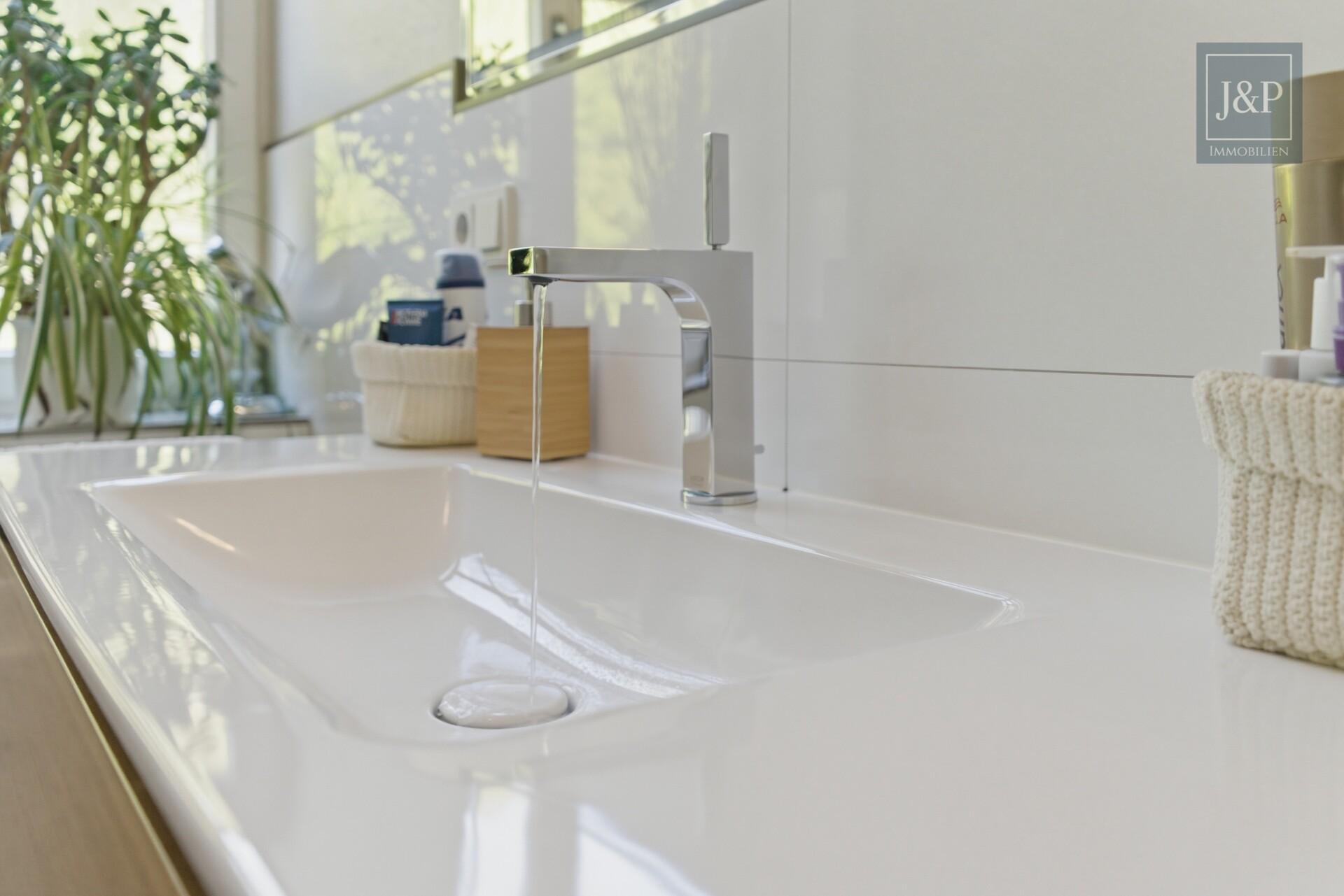 Sanierte Luxuswohnung am Zauberberg! Wohnen am Wald mit atemberaubenden Skyline-Blick! - Detail Bad