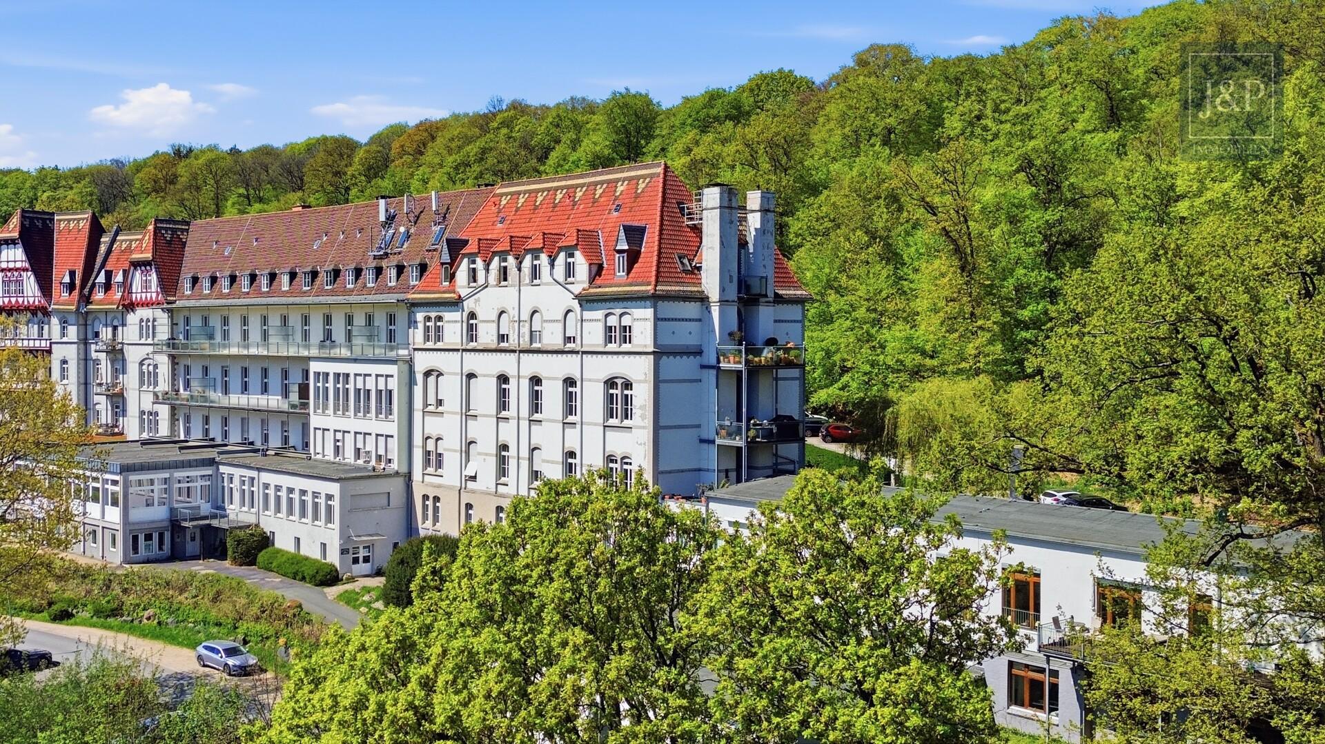 Sanierte Luxuswohnung am Zauberberg! Wohnen am Wald mit atemberaubenden Skyline-Blick! - Frontansicht