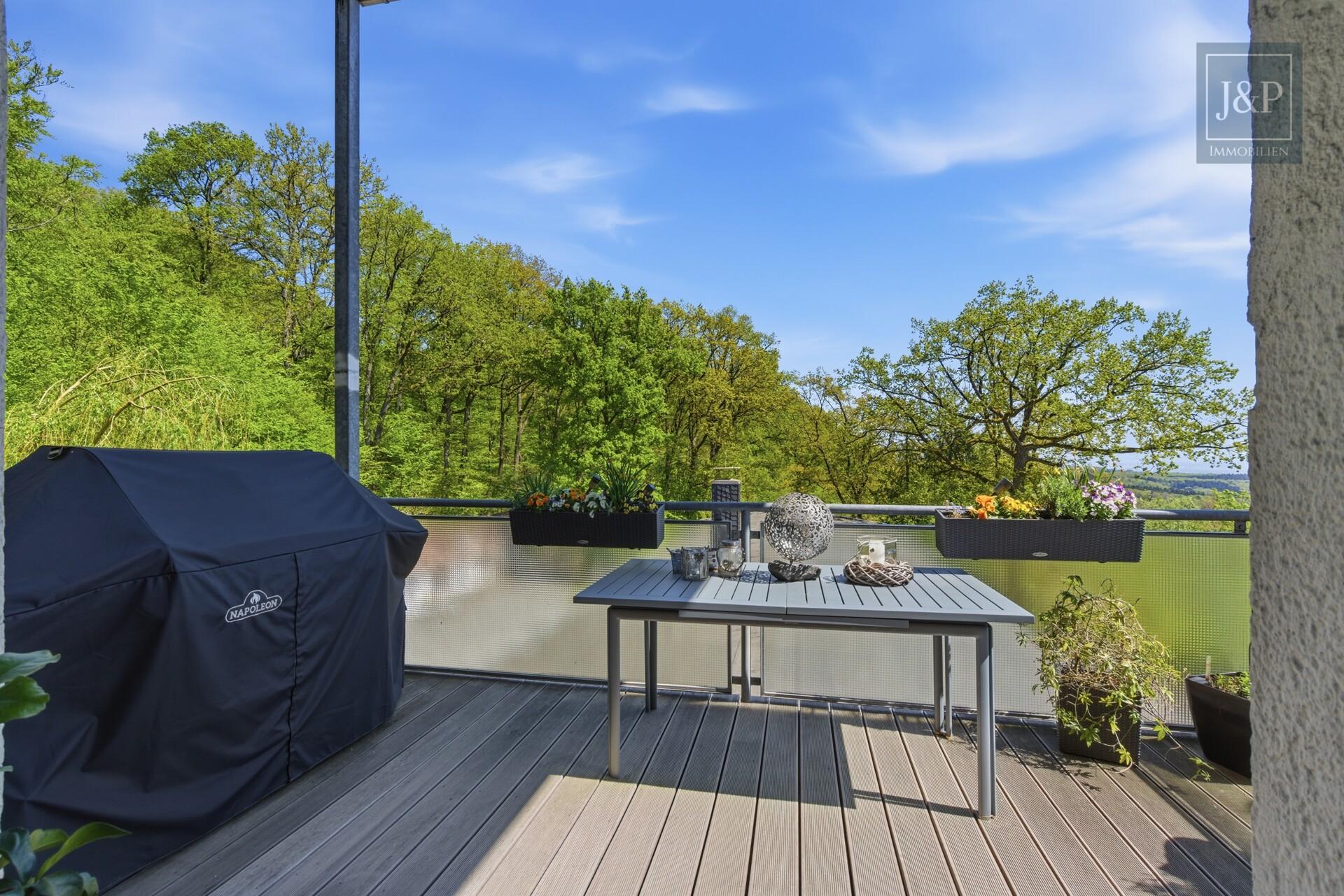 Sanierte Luxuswohnung am Zauberberg! Wohnen am Wald mit atemberaubenden Skyline-Blick! - Balkon
