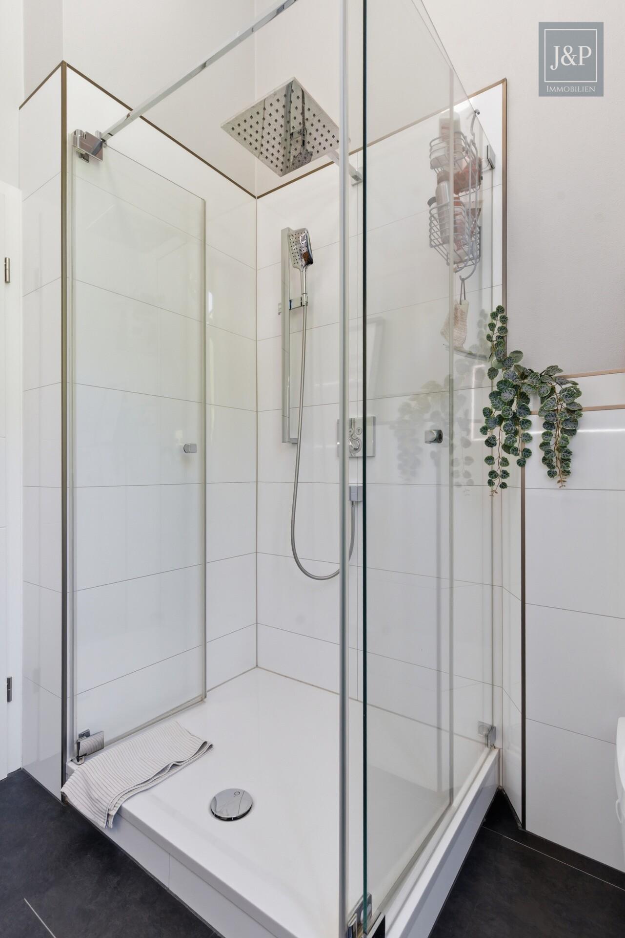 Sanierte Luxuswohnung am Zauberberg! Wohnen am Wald mit atemberaubenden Skyline-Blick! - Dusche