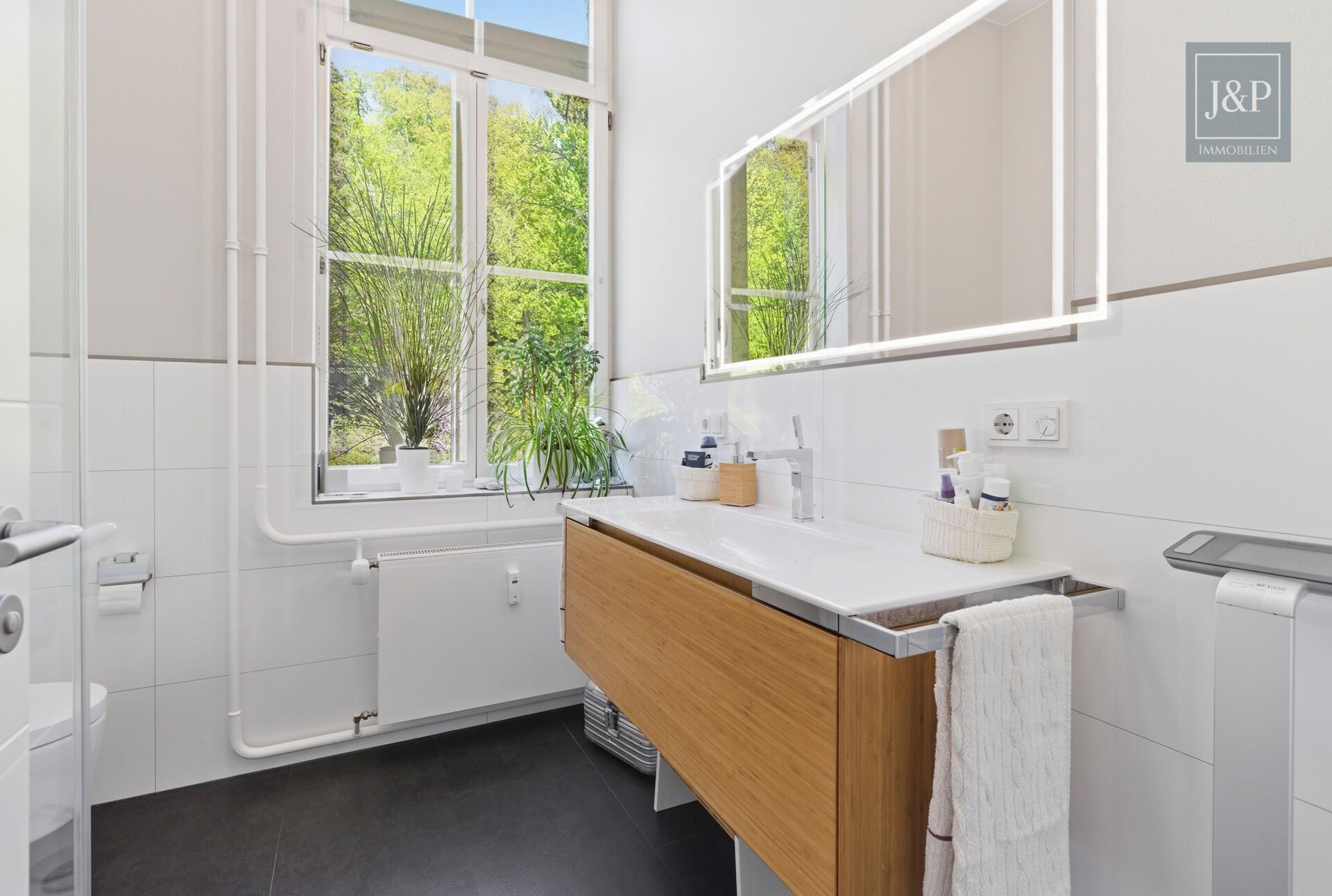 Sanierte Luxuswohnung am Zauberberg! Wohnen am Wald mit atemberaubenden Skyline-Blick! - Badezimmer