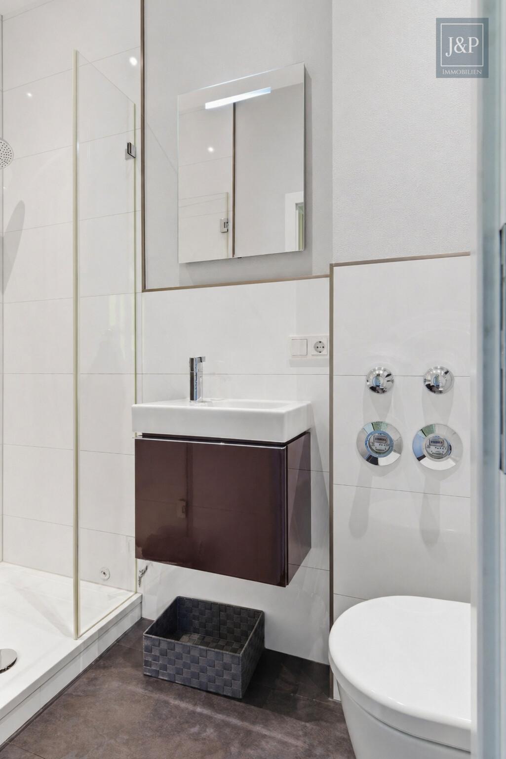 Sanierte Luxuswohnung am Zauberberg! Wohnen am Wald mit atemberaubenden Skyline-Blick! - Gäste-Bad