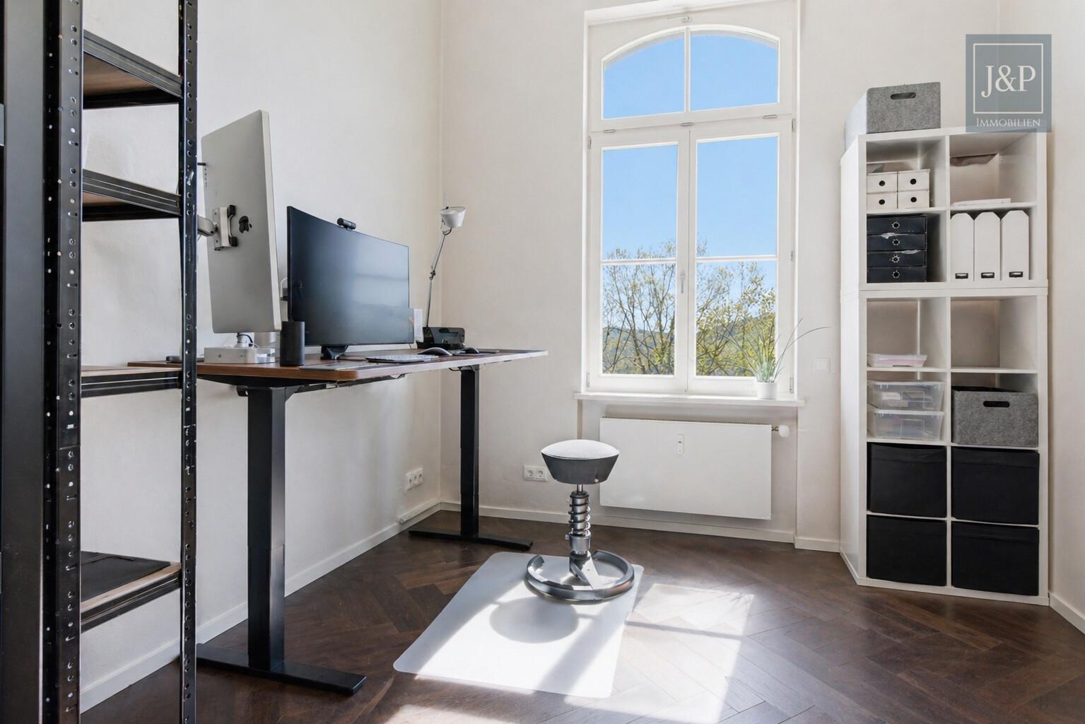Sanierte Luxuswohnung am Zauberberg! Wohnen am Wald mit atemberaubenden Skyline-Blick! - Büro