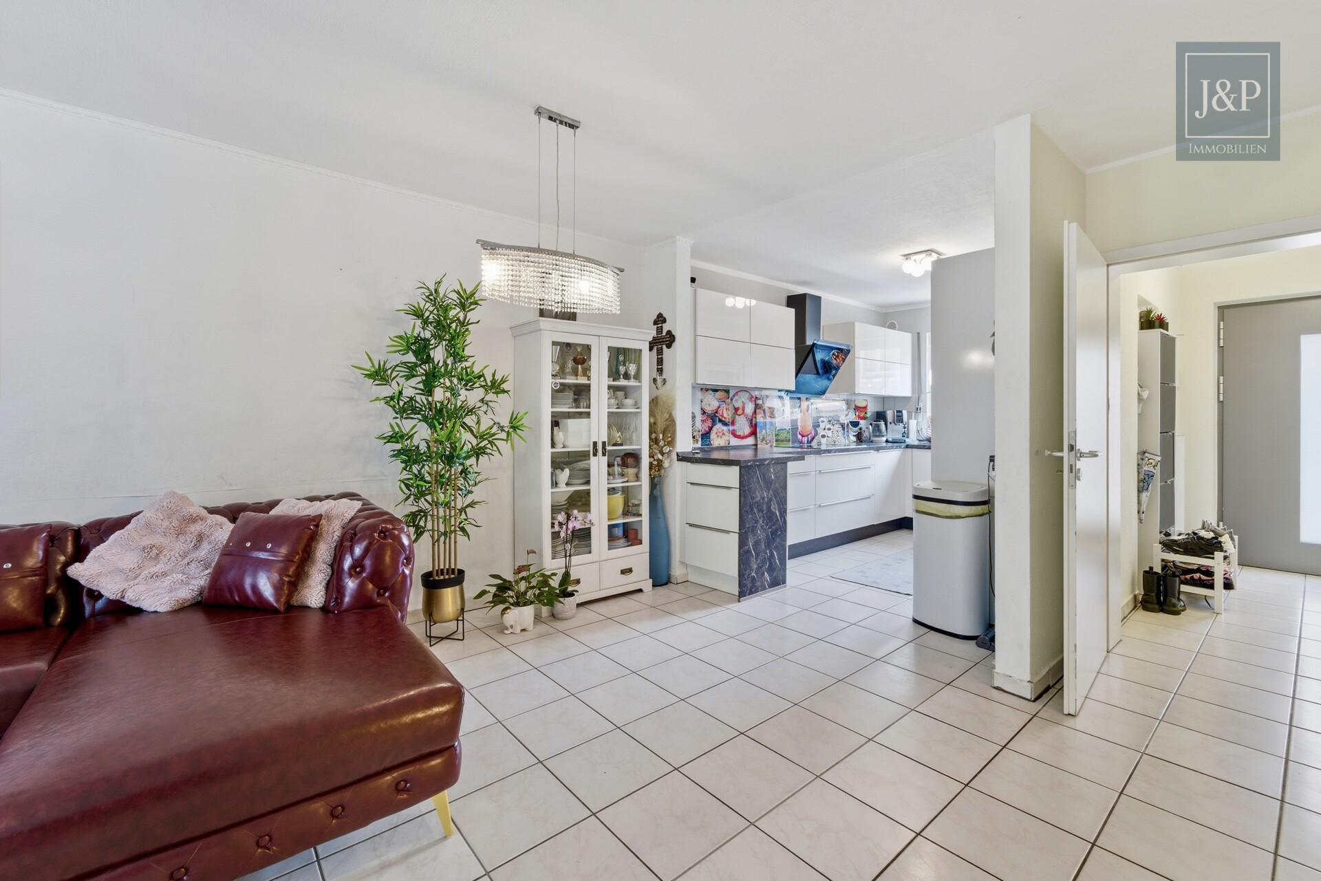 Familienfreundliches Reihenhaus mit Wintergarten & Balkon in ruhiger Anliegerstraße - Wohnzimmer