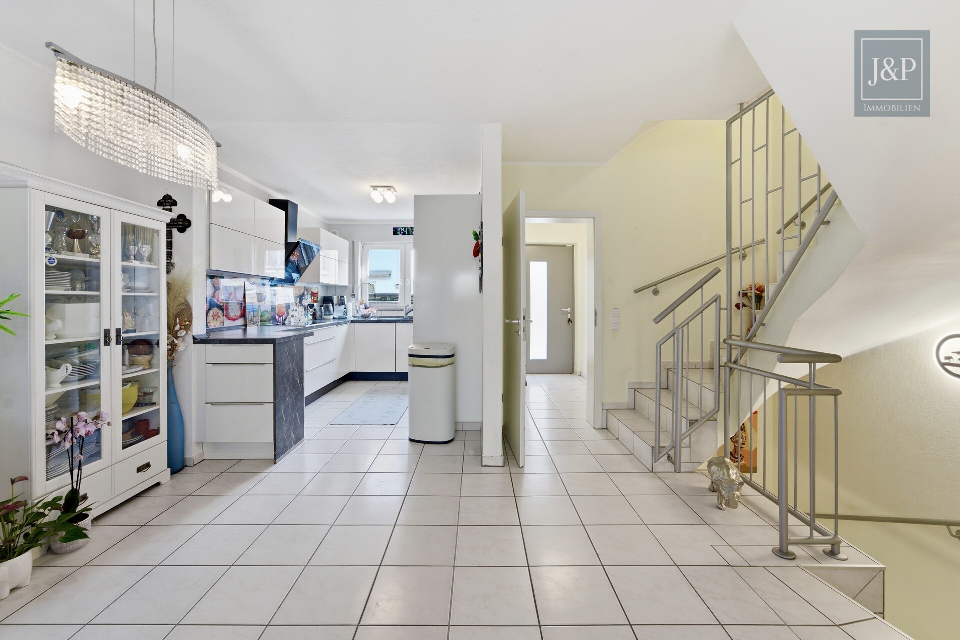 Familienfreundliches Reihenhaus mit Wintergarten & Balkon in ruhiger Anliegerstraße - Blick auf Küche / Eingangsbereich