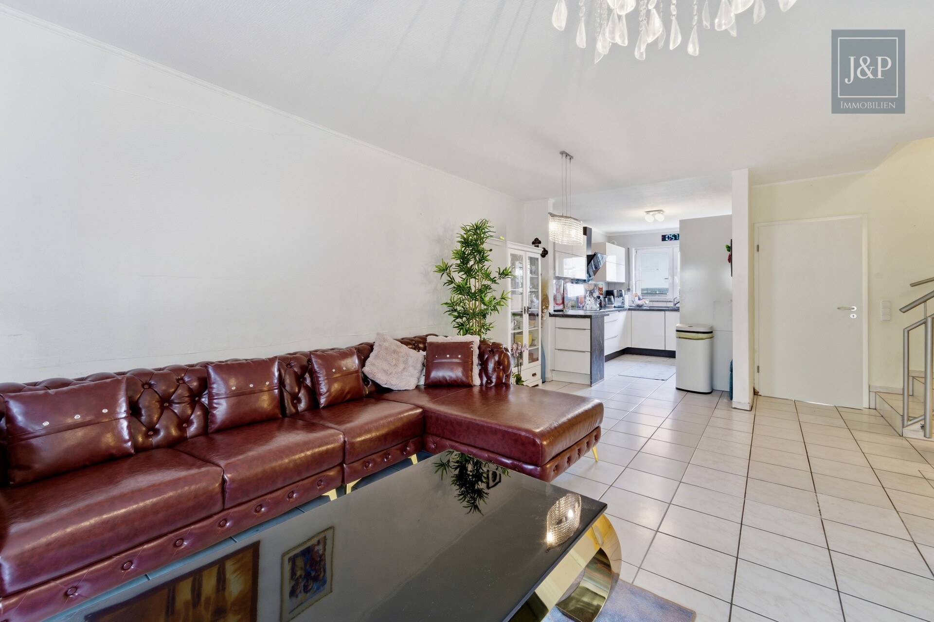 Familienfreundliches Reihenhaus mit Wintergarten & Balkon in ruhiger Anliegerstraße - Wohnzimmer