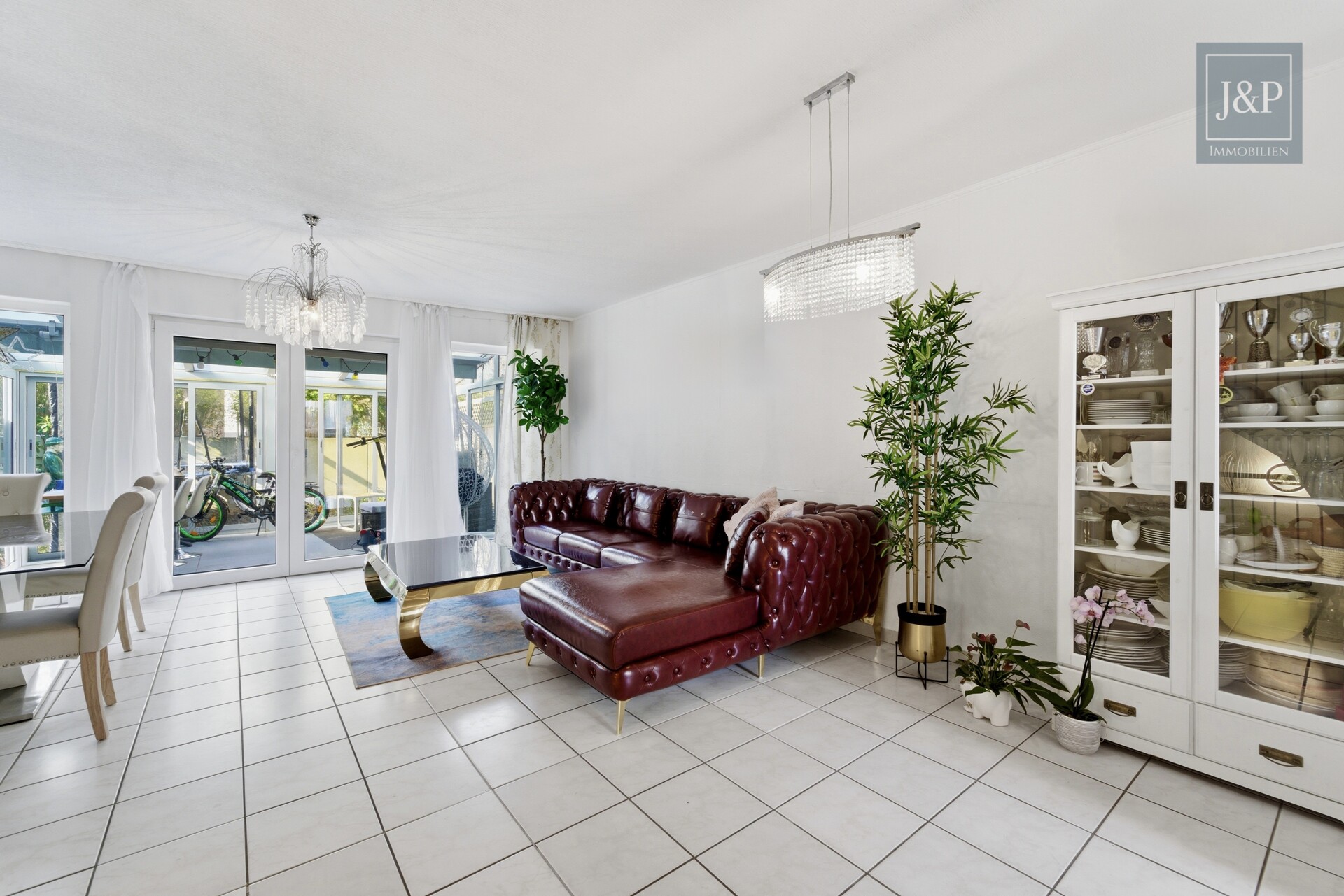 Familienfreundliches Reihenhaus mit Wintergarten & Balkon in ruhiger Anliegerstraße - Wohnzimmer