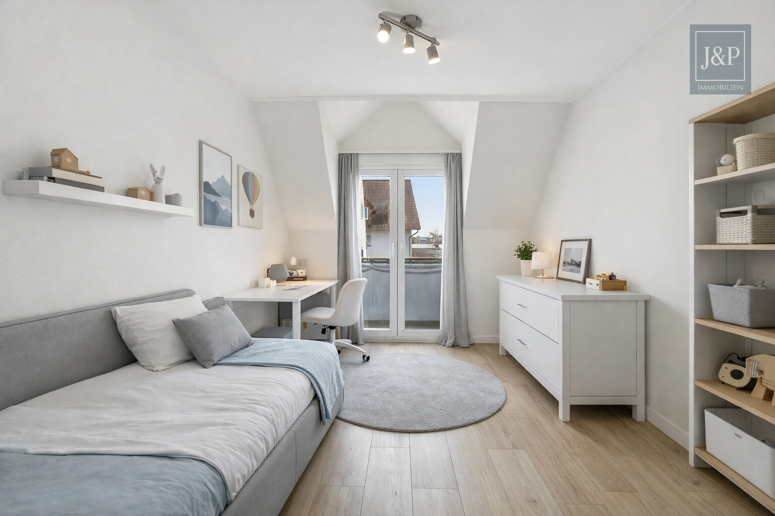 Familienfreundliches Reihenhaus mit Wintergarten & Balkon in ruhiger Anliegerstraße - Schlafzimmer 2 KI Überarbeitet