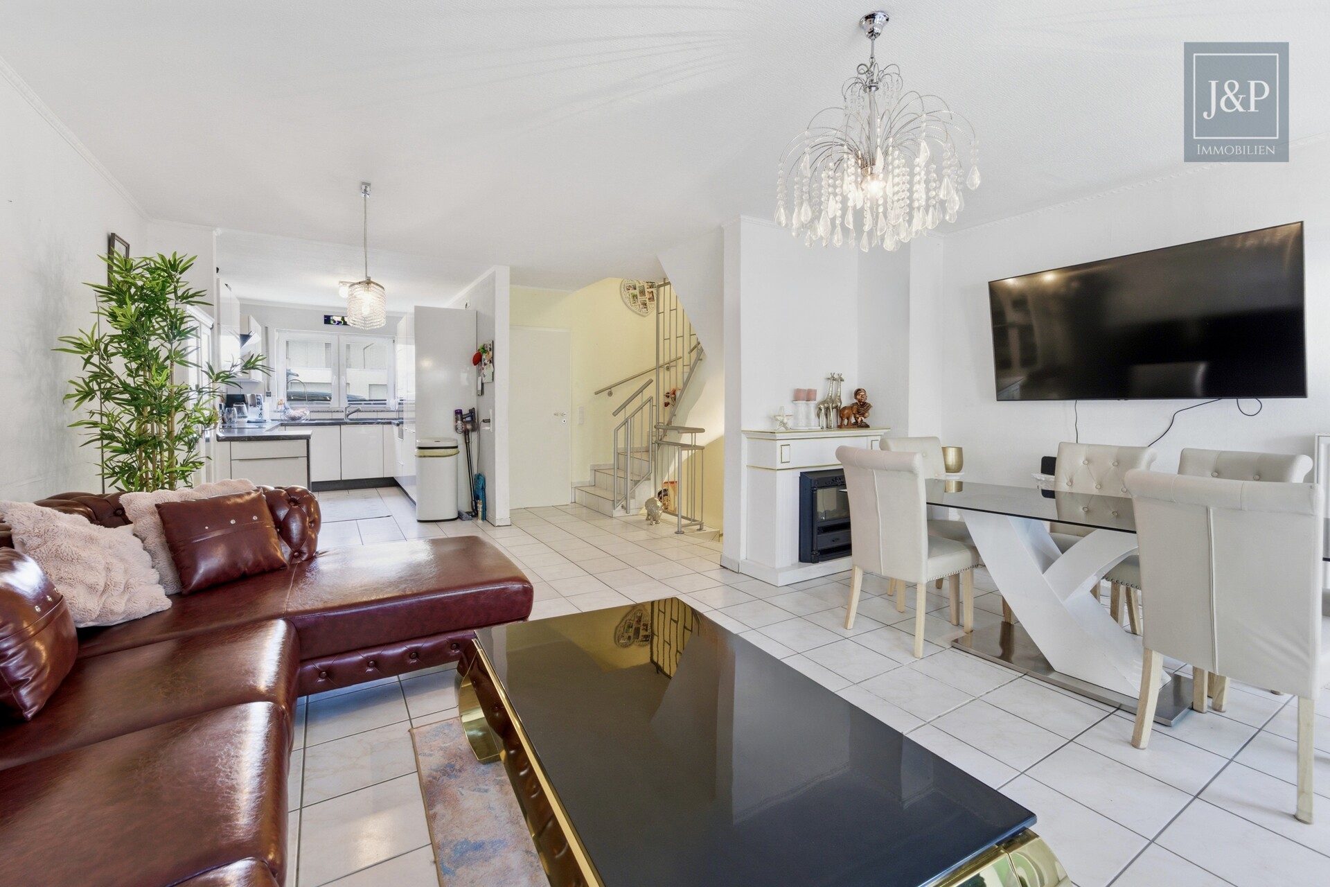 Familienfreundliches Reihenhaus mit Wintergarten & Balkon in ruhiger Anliegerstraße - Wohnzimmer