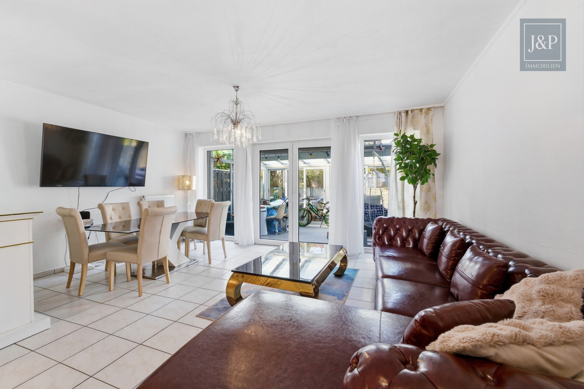 Familienfreundliches Reihenhaus mit Wintergarten & Balkon in ruhiger Anliegerstraße - Wohnzimmer