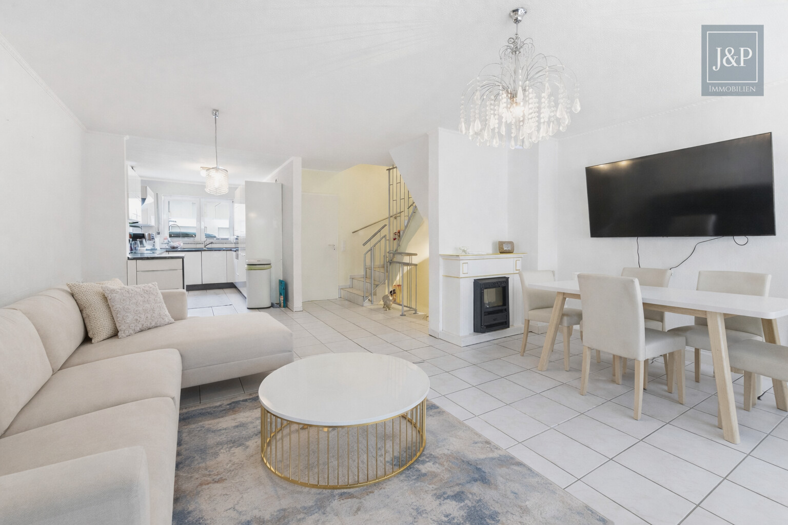 Familienfreundliches Reihenhaus mit Wintergarten & Balkon in ruhiger Anliegerstraße - Wohnzimmer KI Überarbeitet