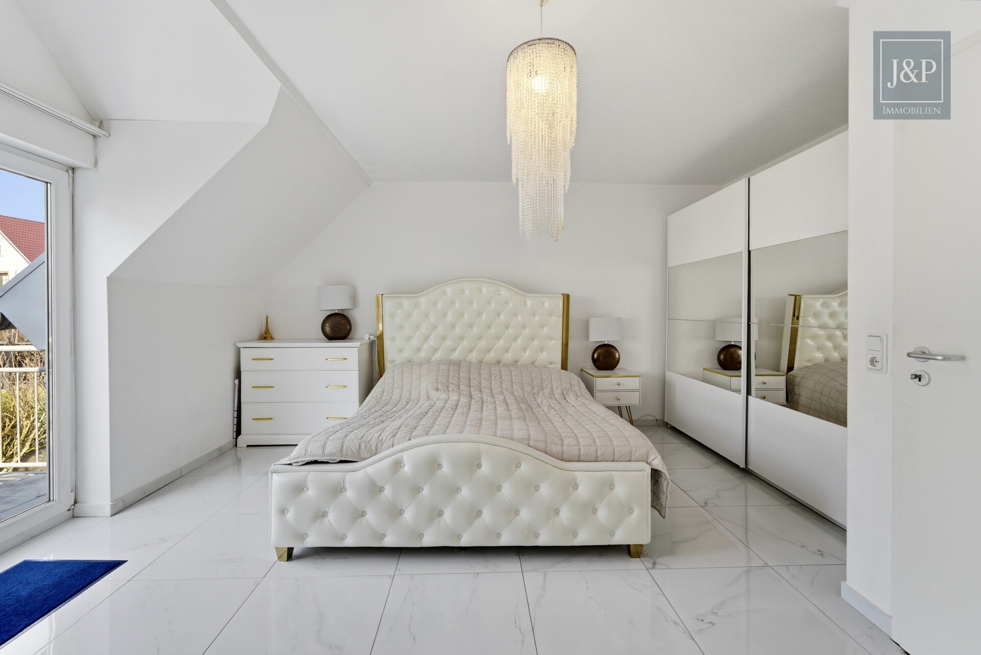 Familienfreundliches Reihenhaus mit Wintergarten & Balkon in ruhiger Anliegerstraße - Schlafzimmer 1