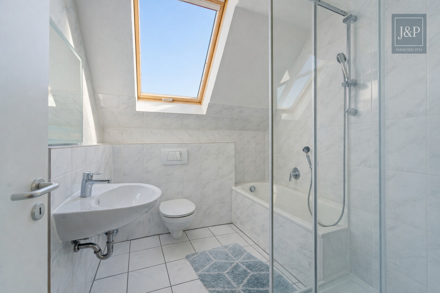 Familienfreundliches Reihenhaus mit Wintergarten & Balkon in ruhiger Anliegerstraße - Badezimmer