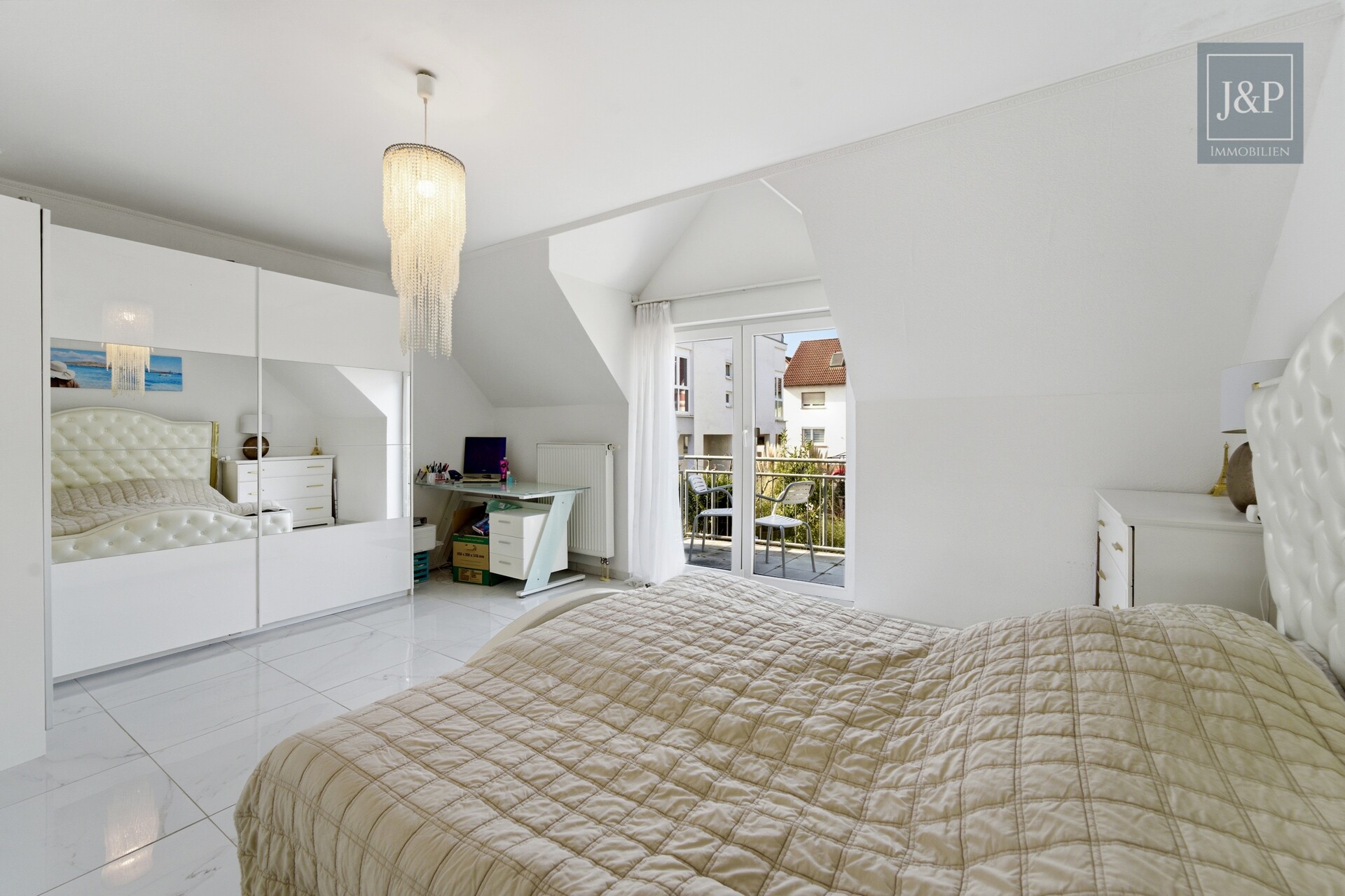 Familienfreundliches Reihenhaus mit Wintergarten & Balkon in ruhiger Anliegerstraße - Schlafzimmer 1