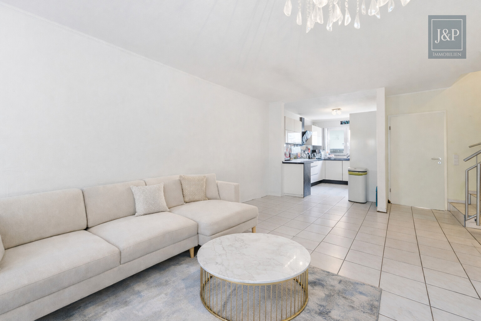 Familienfreundliches Reihenhaus mit Wintergarten & Balkon in ruhiger Anliegerstraße - Wohnzimmer KI Überarbeitet