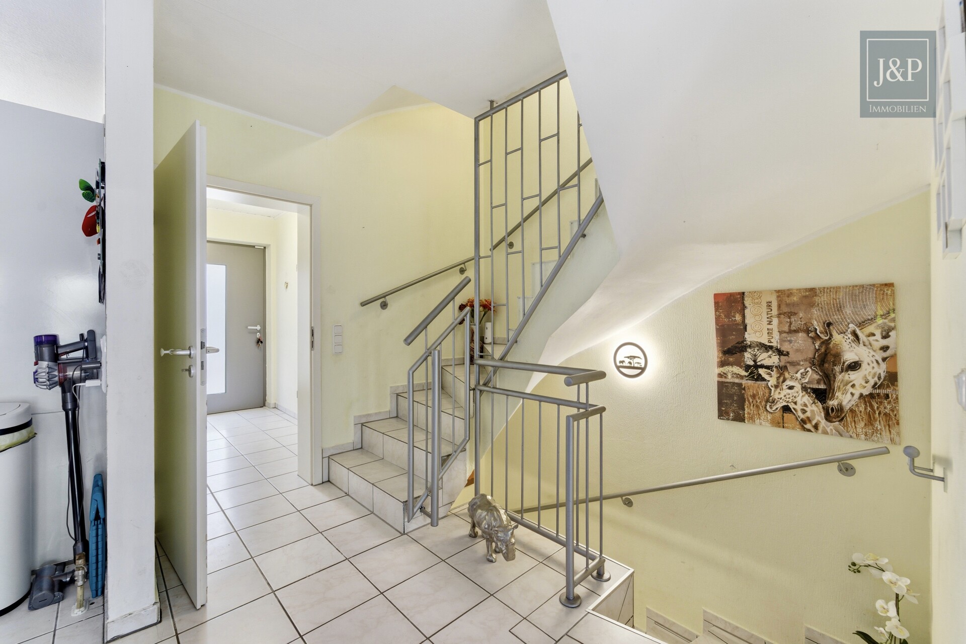 Familienfreundliches Reihenhaus mit Wintergarten & Balkon in ruhiger Anliegerstraße - Flur