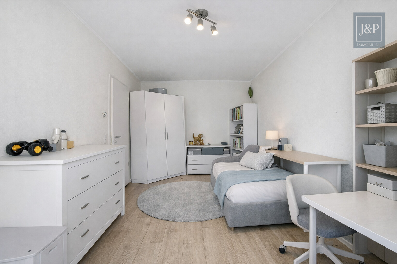 Familienfreundliches Reihenhaus mit Wintergarten & Balkon in ruhiger Anliegerstraße - Schlafzimmer 2 KI Überarbeitet